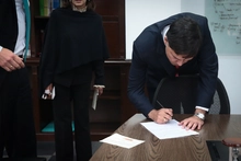 Presidente de Coljuegos, Juan B. P&eacute;rez Hidalgo firmando en su posesi&oacute;n.